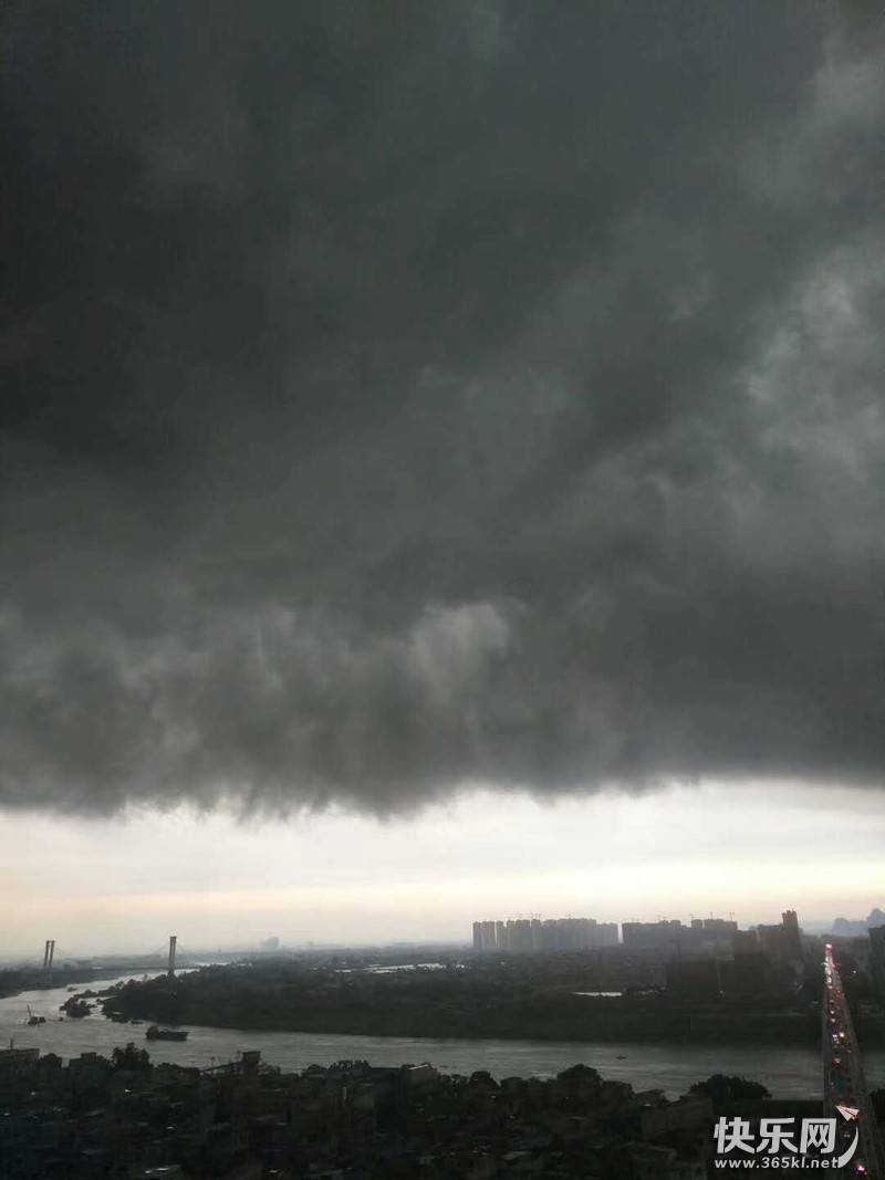贵港一大早就乌云压顶场面堪比恐怖片你看到这壮观的场面没有
