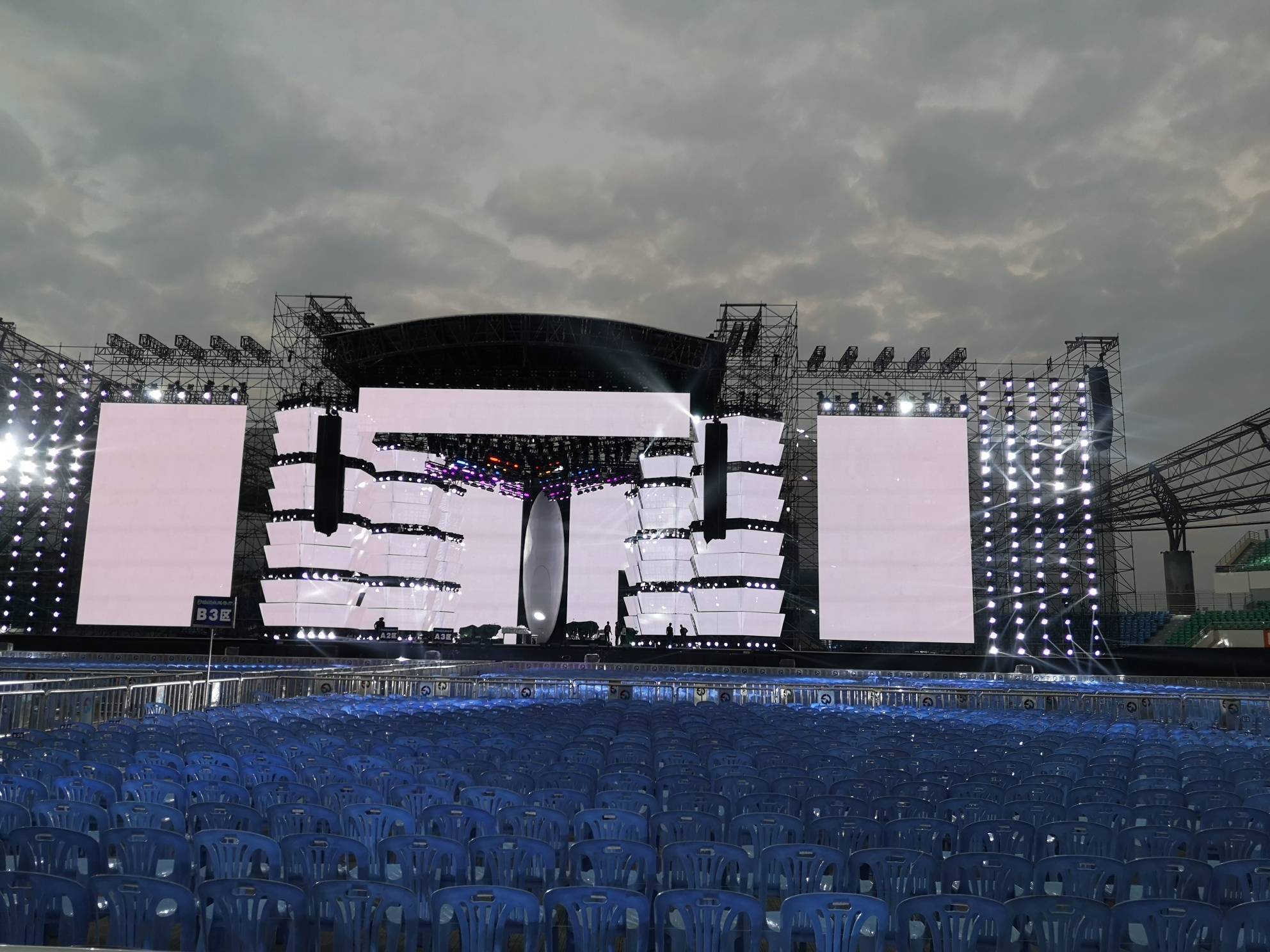 超炫酷!王力宏贵港演唱会舞台已经搭建好,就等着开唱了