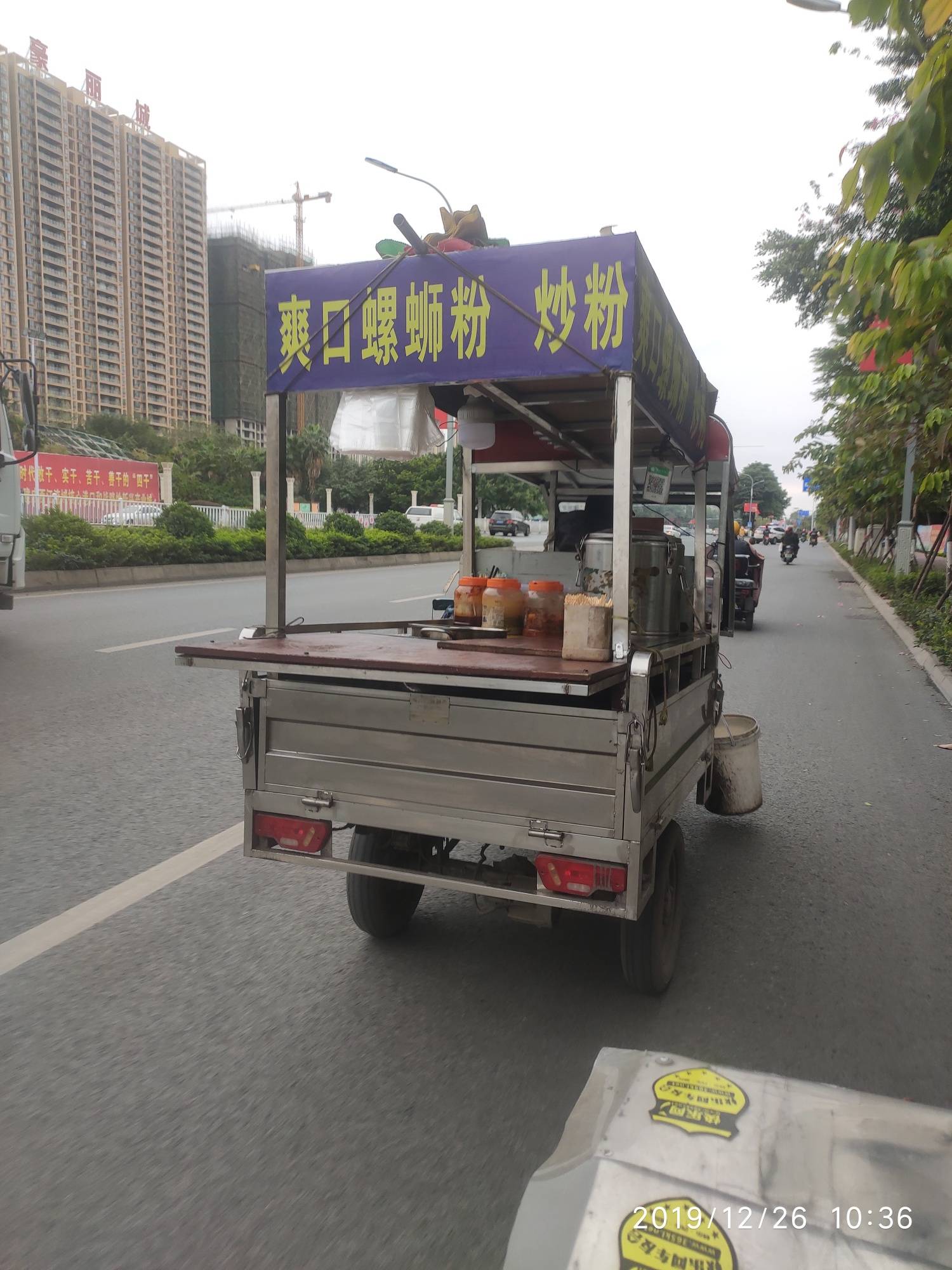 侬队第一次见三轮车版螺蛳粉店,想必风味独特