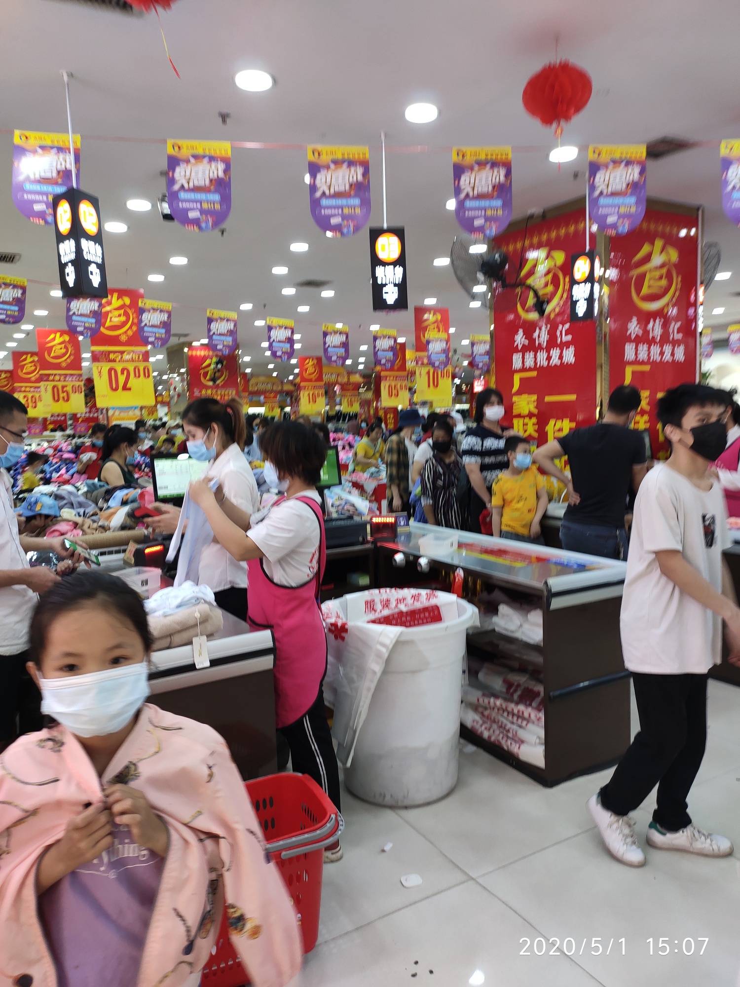侬队发现五一劳动节好似购物节街上买东西排队超多