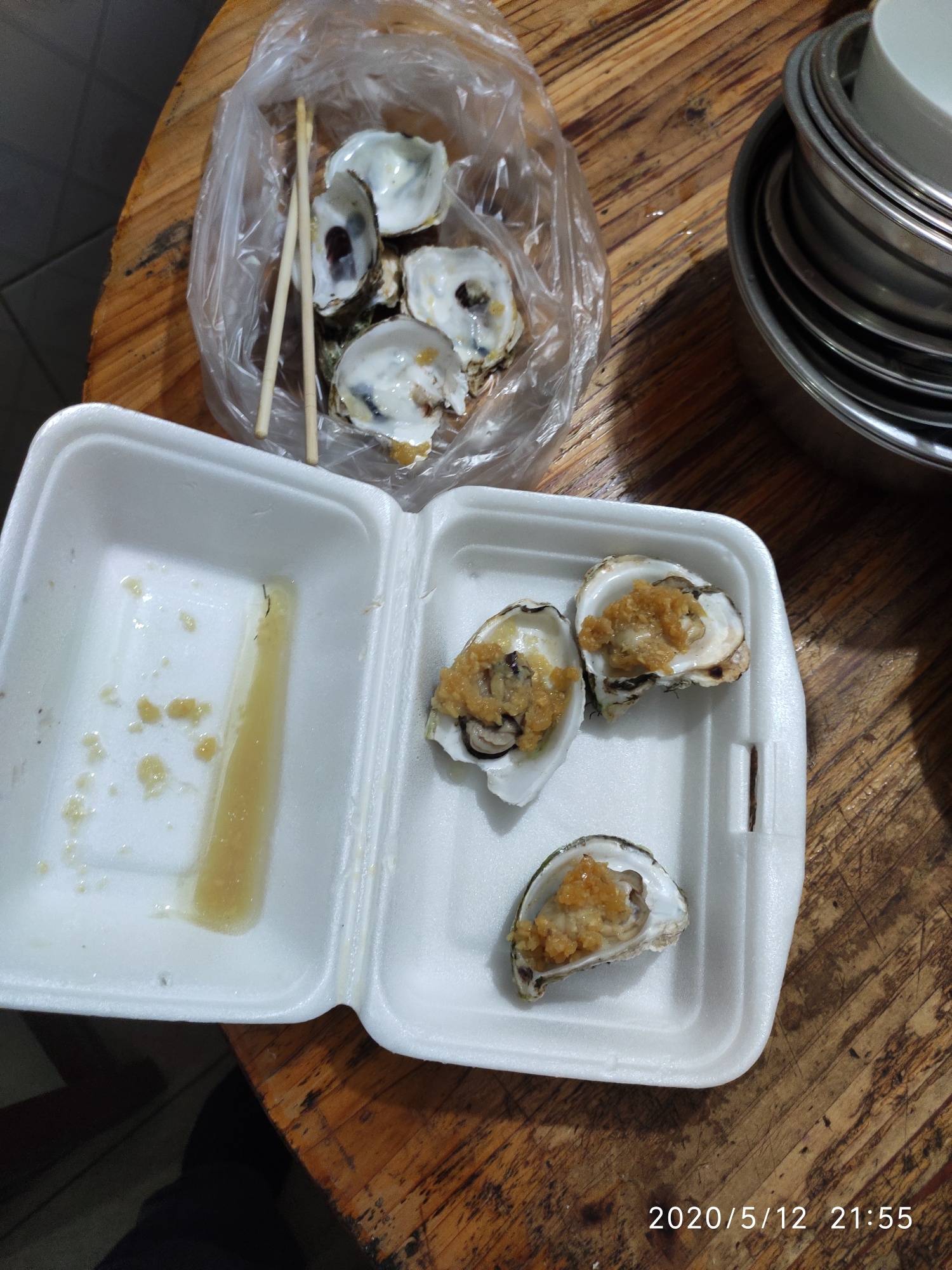 烤生蚝十块钱八个侬队只打包不消费酒水那老板岂不是杨白劳