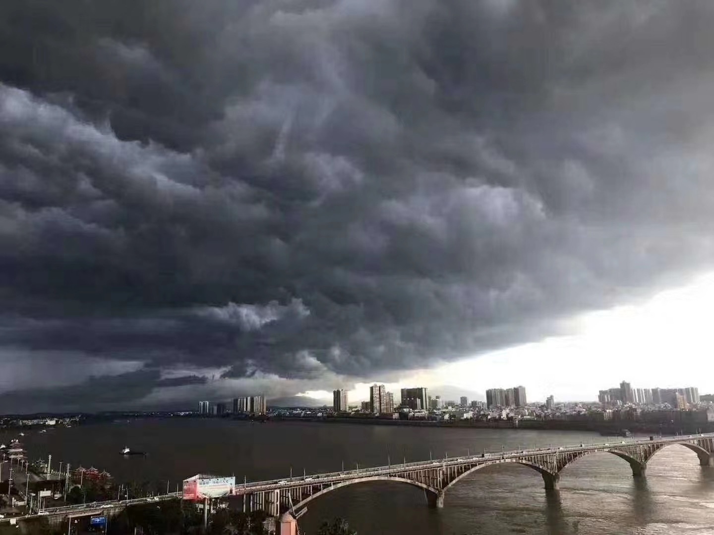 贵港一大早就乌云压顶场面堪比恐怖片你看到这壮观的场面没有