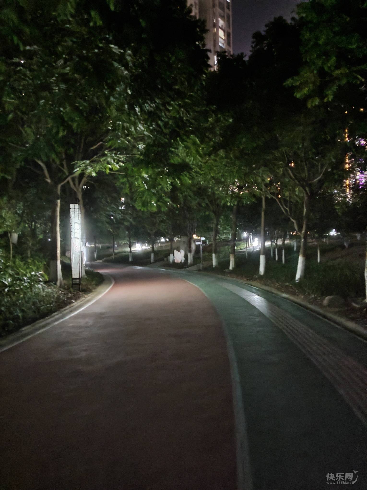 夜晚的民族文化公园人气少了很多散步都遇不上有20人